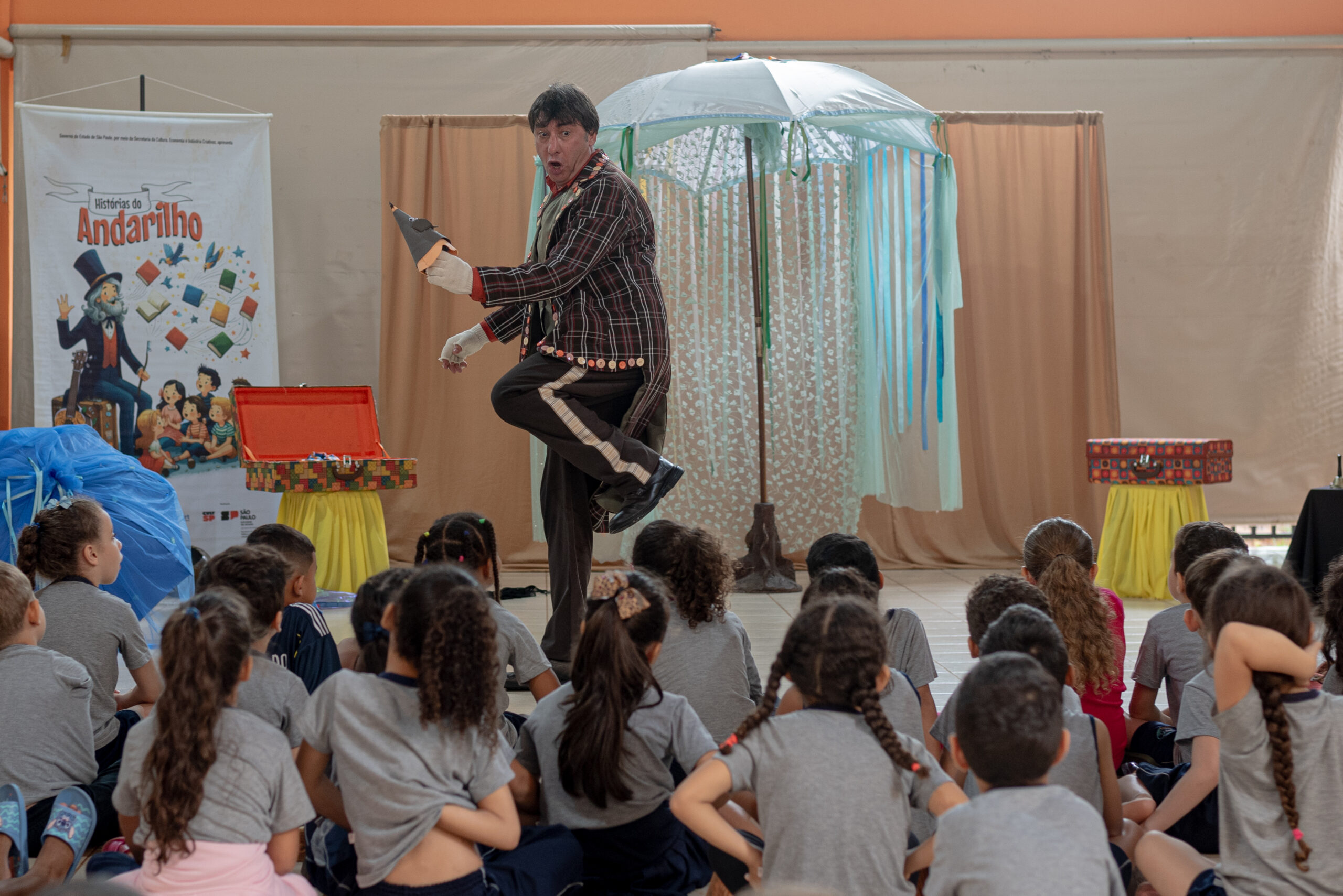 Artista em apresentação do Festival Aviva Cultura